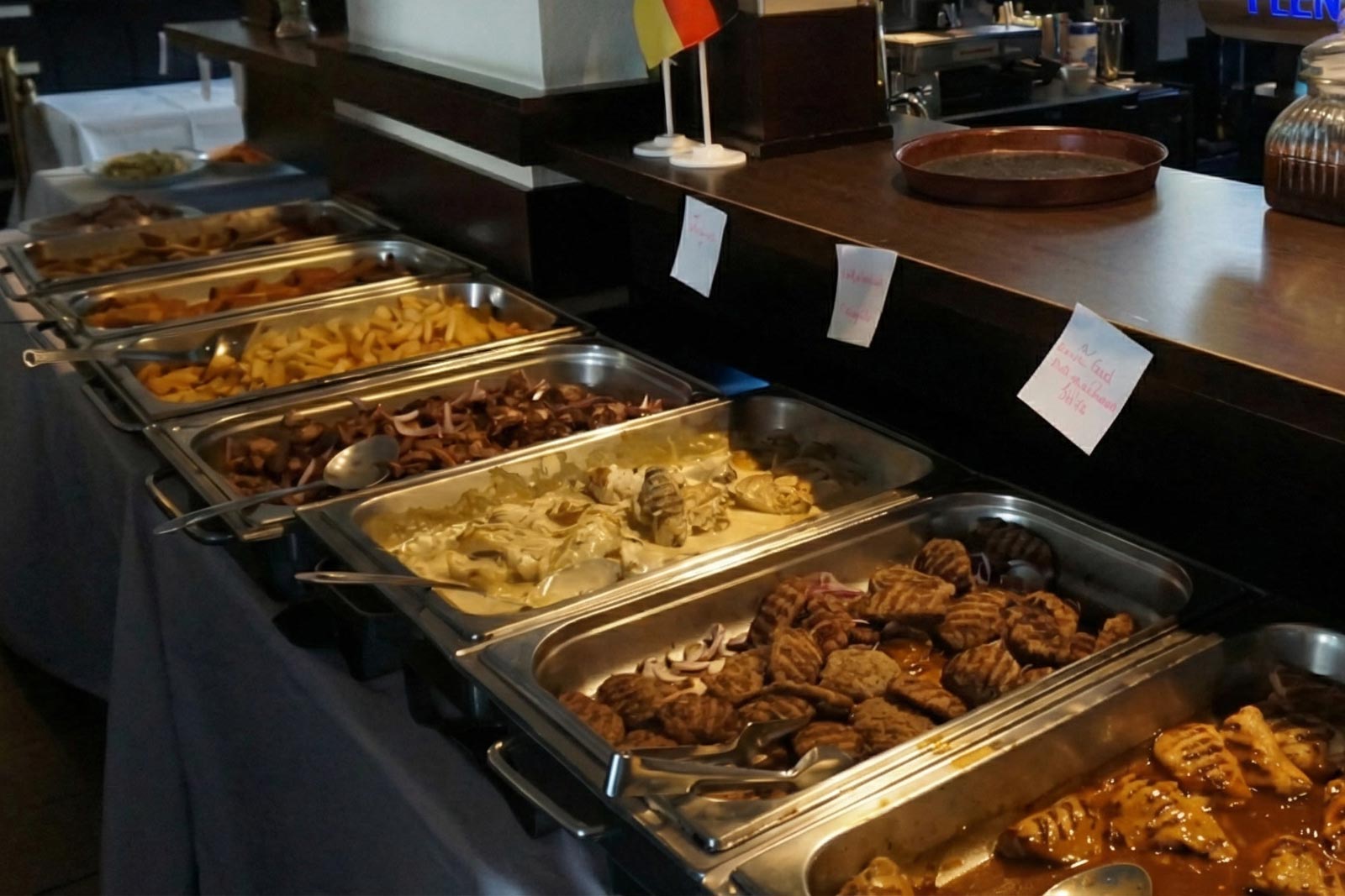 Auswahl griechischer Speisen im Restaurant Hippokrates